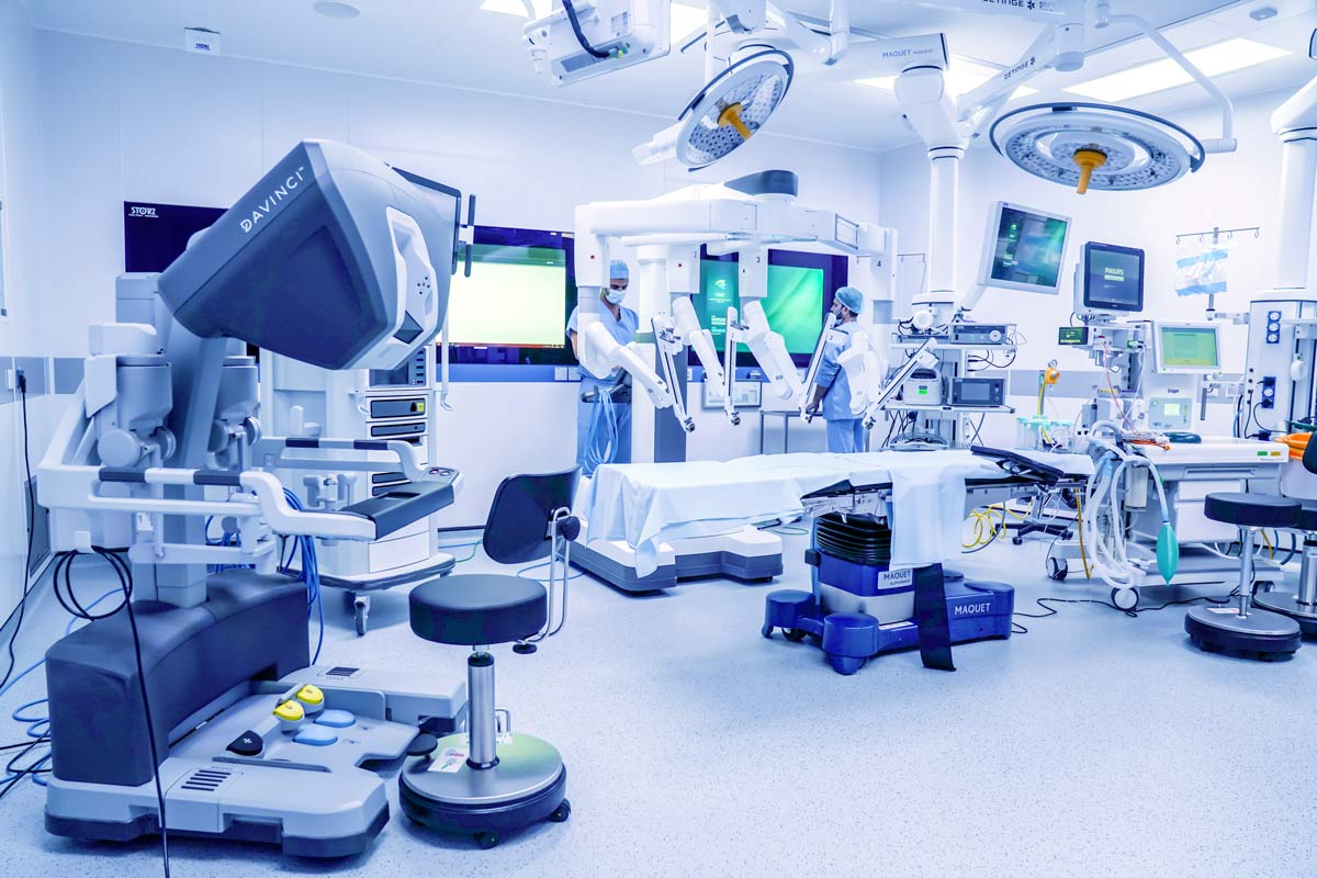 علماء يعملون في مختبر طبي متطور، يمثلون أبحاث الطب الدقيق في دبي والإمارات